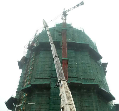 白城吊车在工地上作业